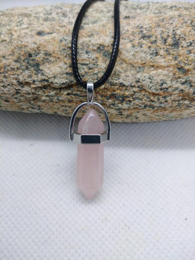 Dije Hexágono Cuarzo Rosa con Cordón Negro