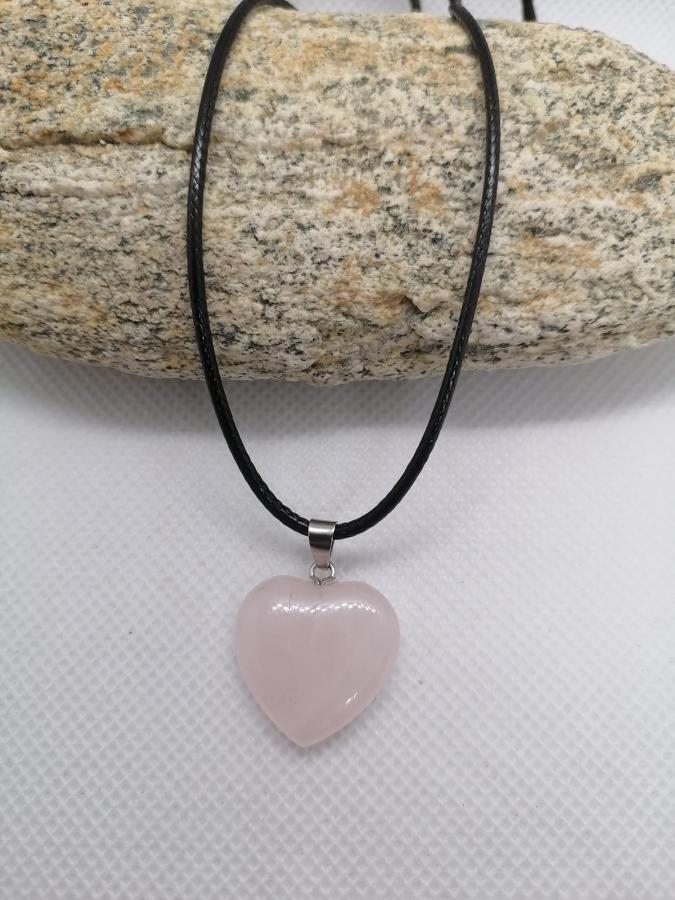Dije Corazón Cuarzo Rosa con Cordón Negro