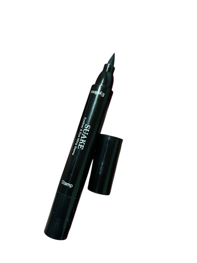 Delineador negro con marca