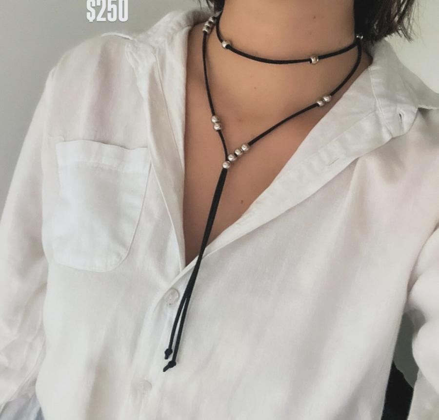 Collar corbatero corto negro